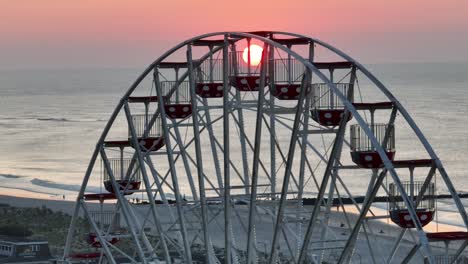 Magnífico-Amanecer-En-Ocean-City,-Nueva-Jersey,-Elevándose-Sobre-La-Noria-En-El-Muelle-Del-País-De-Las-Maravillas