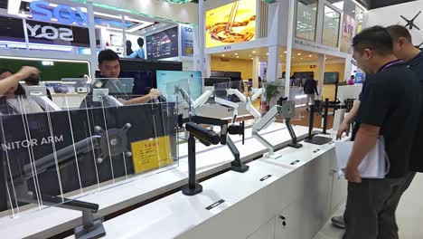 Booth-with-flexible-stands-for-screens-and-monitors