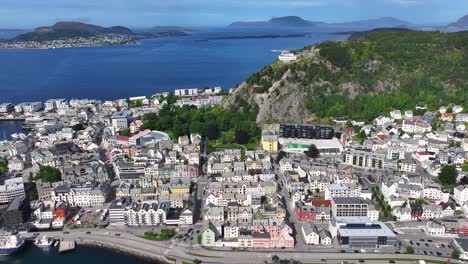 Luftaufnahme-Von-Alesund,-Norwegen,-Malerische-Hafenstadt,-Gebäude,-Straßenverkehr,-Inseln-Und-Bucht,-Drohnenaufnahme-60 fps