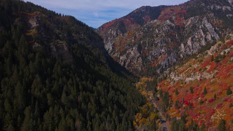 Drohne-Hoch-Am-Himmel-Mit-Blick-In-Die-Schlucht