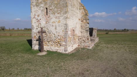 Paralaje-Alrededor-De-La-Mitad-Inferior-De-La-Torre-Truncada-De-Piedra,-Cruz-En-Soltszentimre,-Hungría