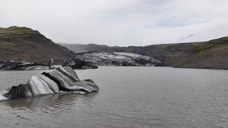 Volando-Sobre-Icebergs-Y-Lago-Glacial-Hacia-El-Glaciar-En-El-Paisaje-De-Islandia,-Disparo-De-Drones-A-60-Fps