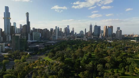 Aerial-drone-view-of-the-Botanic-Gardens-and-city-skyline-in-Melbourne,-Victoria,-Australia