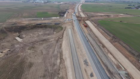 Toma-De-Drones-De-La-Carretera-En-Construcción-Para-El-Proyecto-De-Ampliación,-Hay-Un-Sitio-De-Construcción-Con-El-Equipo-Para-El-Trabajo.