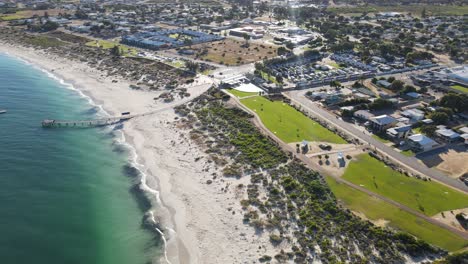 Drohnenluftaufnahme-über-Der-Küstenstadt-Jurien-Bay-In-Australien