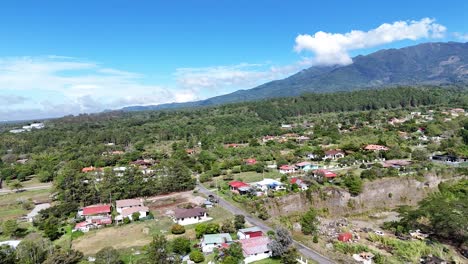 Vídeo-Aéreo-De-Drones-De-Un-Pequeño-Pueblo-Rodeado-De-árboles-Y-Montañas