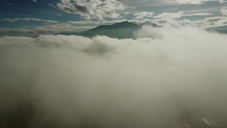 Vista-Aérea-Del-Volcán-Pasochoa-Envuelto-En-Una-Espesa-Niebla-Blanca-En-Un-Día-Soleado