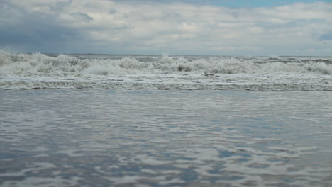 Wellen-Brechen-In-Zeitlupe-Am-Strand-Von-New-Jersey