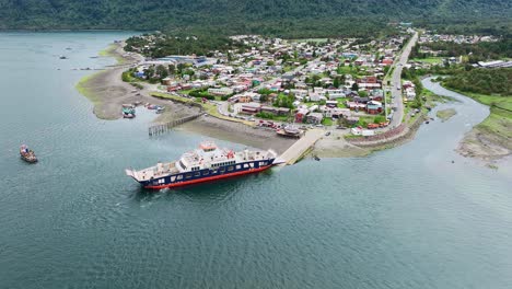 Ferry-Atracado-En-Hornopiren-Ciudad-Ubicada-En-La-Comuna-De-Hualaihué-En-La-Provincia-De-Palena,-Sur-De-Chile