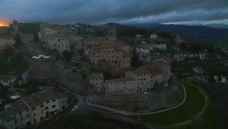 Sunset-over-Anghiari-in-the-Province-of-Arezzo:-Aerial-View-in-Tuscany,-Italy