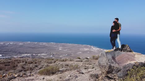 Santorini-Greece,-Romantic-Couple-Enjoying-View-Overlooking-Mediterranean-Oia