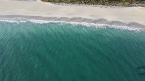 Drohnenluftaufnahme-über-Einem-Wunderschönen-Blauen-Strand-Mit-Weißem-Sand-In-Westaustralien