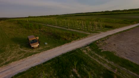 Toma-Aérea-De-Hermosos-Paisajes-Y-Senderos-Para-Caminatas-En-El-Campo-De-Kazimierz-Con-Pastizales-Verdes-En-Polonia.