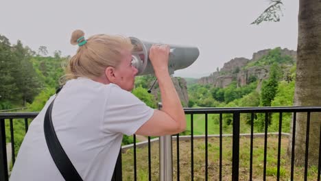 Frau-Schaut-Durch-Beobachtungsteleskop-Am-Aussichtspunkt