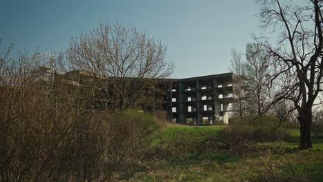 Edificio-Abandonado-En-Medio-Del-Crecimiento-Primaveral,-Zagreb,-Croacia