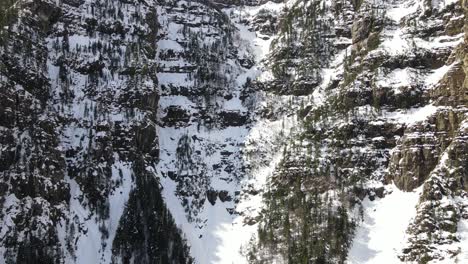 Vistas-Aéreas-De-Un-Valle-De-Montaña-Con-Nieve-En-Los-Pirineos-Españoles