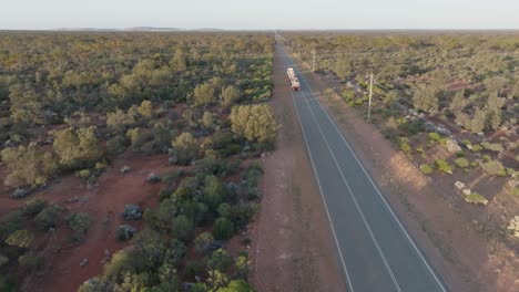 Drohnenclip,-Der-Einen-Dreiteiligen-Lastwagen-Zeigt,-Der-Auf-Einer-Geraden-Straße-Durch-Das-Australische-Outback-Fährt