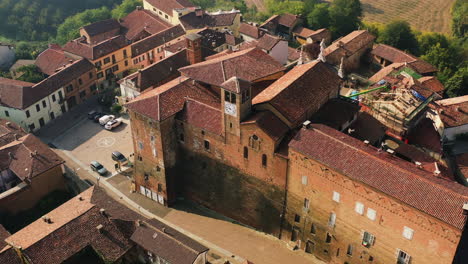 Luftaufnahme-Rund-Um-Die-Kirche-Des-Heiligen-Laurentius,-Goldene-Stunde-In-Scurzolengo,-Italien