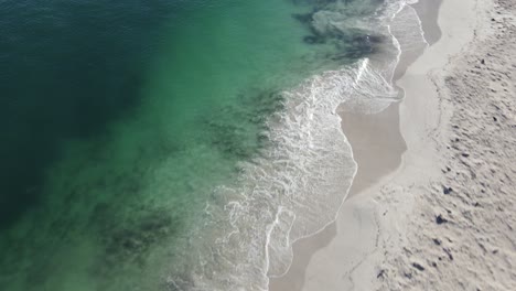 Drohnenaufnahmen-In-Der-Nähe-Einer-Unberührten-Küste-Mit-Schwarzen-Flecken-Im-Wasser