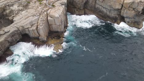 Drohnenaufnahmen-über-Zerklüfteten-Australischen-Küstenklippen-In-Albany-Und-Natural-Bridge