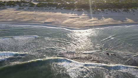 Antena-De-Drones-Moviéndose-Hacia-La-Derecha-Mostrando-Dunas-De-Arena-Y-Una-Playa-Prístina-Durante-El-Amanecer