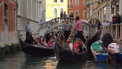 Un-Grupo-De-Gondoleros-Con-Góndolas-Espera-Su-Turno-Para-Navegar-Por-El-Canal-De-Venecia.