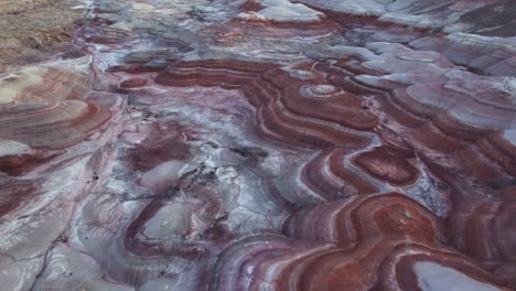 Drones-Aéreos-De-4k-Sobrevuelan-Las-Colinas-De-Bentonita,-Utah,-A-La-Hora-Azul