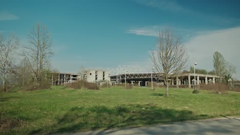 Spring-day-at-Zagreb's-abandoned-hospital-building,-Croatia