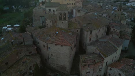 Anghiari-In-Der-Provinz-Arezzo-In-Der-Dämmerung:-Luftperspektiven-Auf-Die-Toskana,-Italien