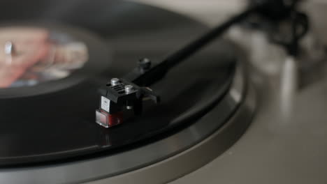Footage-of-an-eighties-era-record-player,-playing-an-LP-record