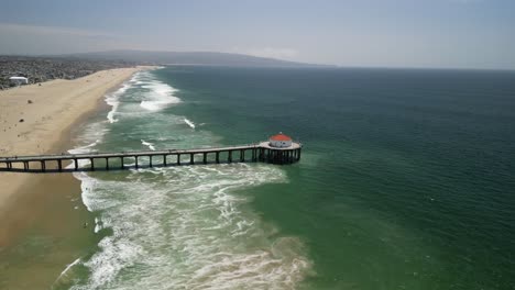 Vídeo-De-Drones-Del-Muelle-De-Manhattan-Beach-En-Los-Ángeles,-California,-En-Un-Día-Soleado