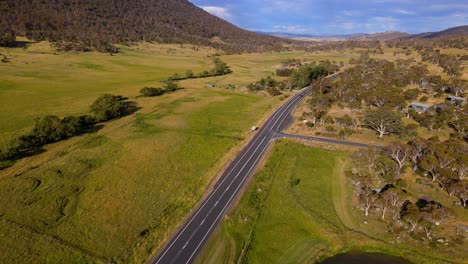Luftaufnahme-Von-Crackenback-Mit-Wunderschöner-Himmelslandschaft-Und-Landschaft-Im-Hintergrund-In-New-South-Wales,-Australien