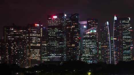 Paisaje-Urbano-Iluminado-Del-Centro-De-Singapur,-Rascacielos-Iluminados-Y-Edificios-De-Gran-Altura-En-El-Distrito-Central-De-Negocios-Por-La-Noche