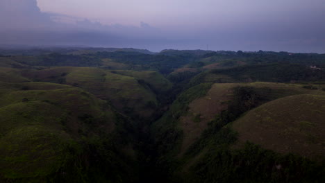 Grupo-De-Grandes-Colinas-Redondas-En-La-Colina-De-Teletubbies-Durante-La-Puesta-De-Sol-En-El-Este-De-Nusa-Penida,-Provincia-De-Bali,-Indonesia