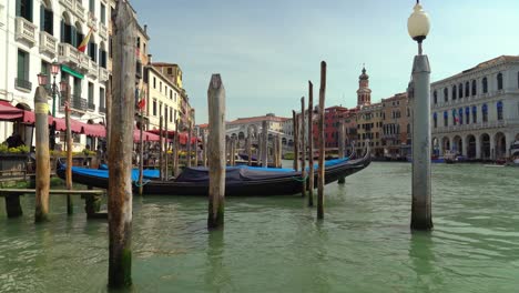 Venecia-En-Primavera-Con-El-Puente-De-Rialto-Al-Fondo.