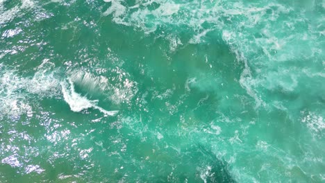 Volando-Hacia-El-Mar-Desde-Cudgen-Creek-Cerca-De-Kingscliff-En-Nsw-En-Australia-E-Inclinándose-Hacia-El-Horizonte-Del-Océano-Pacífico