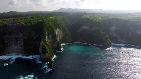 Luftaufnahme-Des-Wunderschönen-Kelingking-Strandes-Der-Insel-Nusa-Penida,-Bali-In-Indonesien