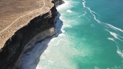 Antena-De-Drones-Avanzando-Y-Panorámica-Sobre-La-Gran-Ensenada-Australiana-Con-Olas-Rompientes