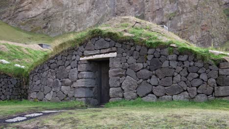 Típica-Casa-De-Césped-En-El-Paisaje-De-La-Isla-Heimaey,-Islandia
