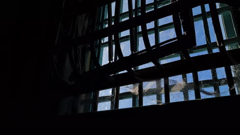Alcatraz-Federal-Prison,-USA,-Spinnweben-Auf-Metallstangen-Und-Fenster,-Innenansicht