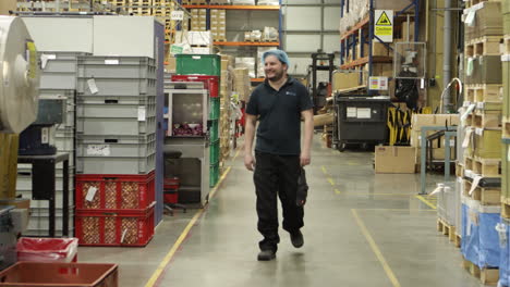 Trabajador-De-Almacén-Masculino-Caucásico-Caminando-Y-Sonriendo