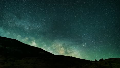 El-Núcleo-De-La-Vía-Láctea-Se-Eleva-Por-Encima-De-La-Cresta-De-La-Montaña---Lapso-De-Tiempo-Estrellado