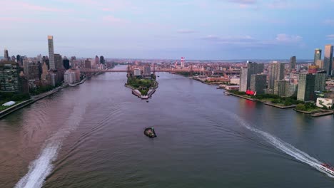 Blick-Flussaufwärts-In-Richtung-Oueensboro-Bridge-Und-Dem-Ikonischen-New-Yorker-Pepsi-Cola-Schild