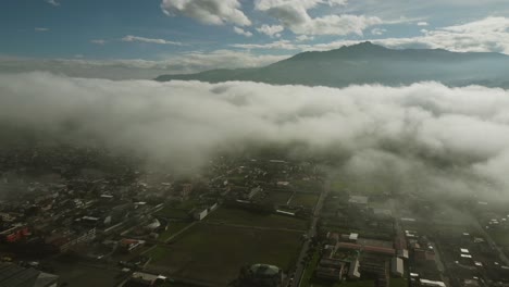 La-Ciudad-De-Machachi-Se-Encuentra-En-El-Valle-De-Los-Andes,-Cerca-De-Quito,-Y-Es-El-Punto-De-Partida-Para-Visitar-Las-Montañas-Circundantes-Y-El-Volcán-Pasochoa,-Ecuador.
