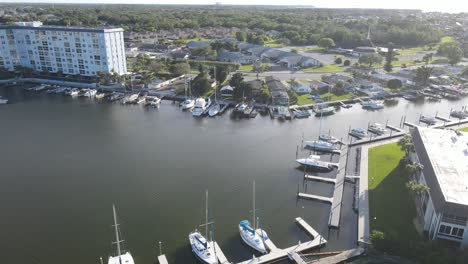 Luftaufnahme-Des-Warmen-Tropischen-Lebensstils-Am-Wasser-In-Florida-In-New-Port-Richey