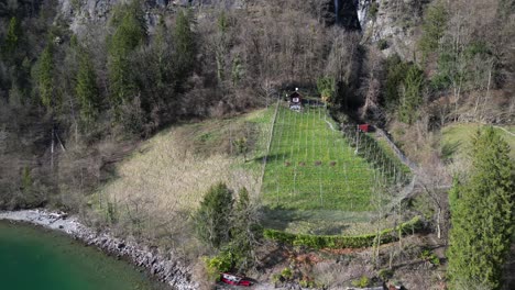 Drohnenclip-Zeigt-Abgelegene-Holzhütte-Am-Schweizer-Seeufer,-Perfekt-Für-Einen-Rückzugsort-Oder-Einen-Wanderurlaub