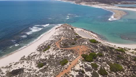 Avión-Teledirigido-Sobre-La-Playa-Y-El-Mirador-De-La-Laguna-En-La-Ciudad-De-Kalbarri,-Australia