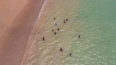 Niños-Africanos-De-Arriba-Hacia-Abajo-Divirtiéndose-En-Aguas-De-Color-Turquesa,-Isla-De-Santo-Tomé-Y-Príncipe