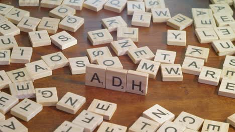 Spielbuchstaben-Aus-Verschiedenen-Scrabblesteinen-Bilden-Das-Akronym-ADHS