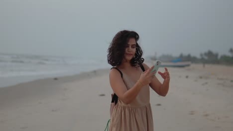 Junge-Inderin-Macht-Ein-Selfie-Am-Strand-In-Indien